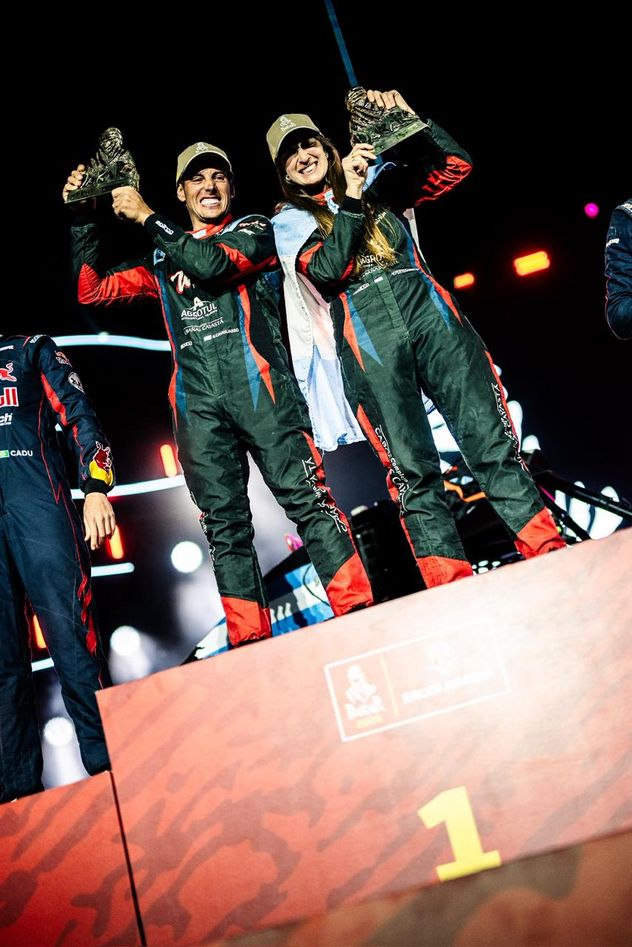 Nicolás Cavigliasso y Valentina Pertegarini, campeones del Rally Dakar 2025 en la categoría Challenger (UTV), en Arabia Saudita.