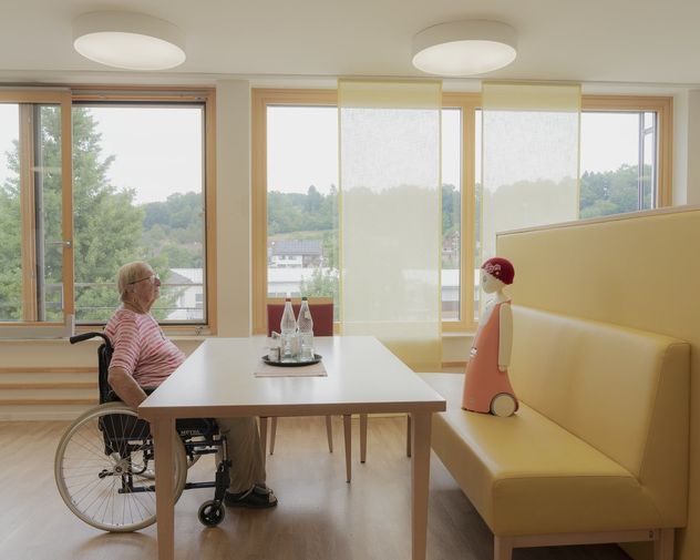 15- Waltraud, un robot social que reconoce rostros y recuerda charlas. conversa con Emma. Ocurre en Albershausen, Alemania. 