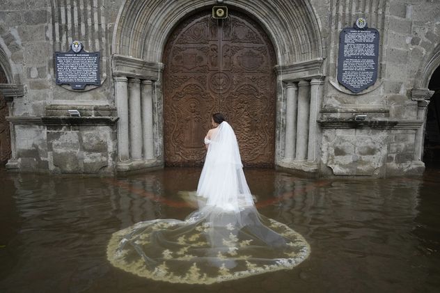 23- La novia Jamaica Aguilar se prepara para su boda en la iglesia de Barasoain, inundada en Malolos, Bulacán (Filipinas), zona donde el 75% de la población está expuesta a inundaciones.
