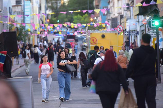 La noche de las compras en calle Ituzaingó.
