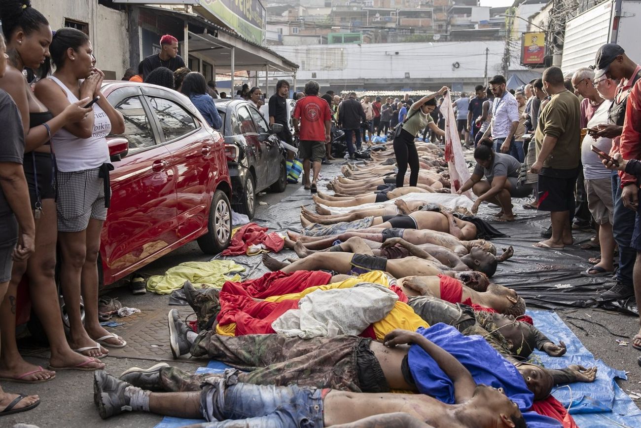 3- En octubre de 2025, una redada contra Comando Vermelho en Complexo do Alemão y Penha (Río), con 2500 agentes, dejó 122 muertos, en su mayoría afrobrasileños; sin forenses, la comunidad cargó con sus muertos. 