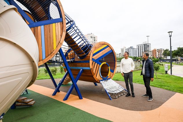 El Parque del Bicentenario se extiende entre la Legislatura y el Centro Cívico, en el centro de la ciudad de Córdoba.