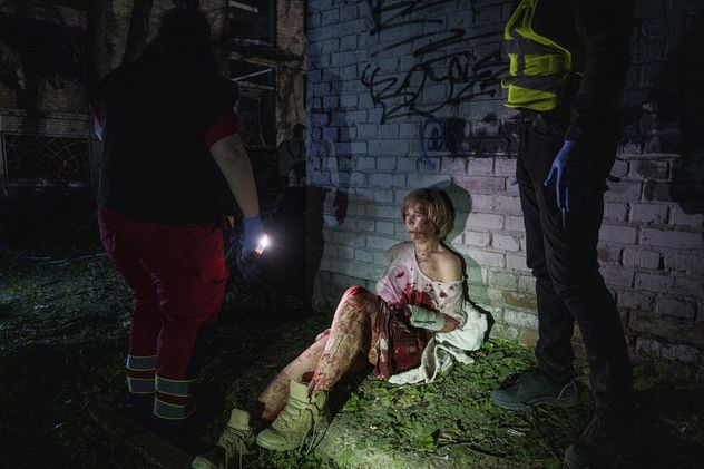 1- Valeria Syniuk (65) está sentada cerca de su casa, que quedó gravemente dañada. Estaba durmiendo cuando un misil ruso destruyó el edificio de enfrente. Kiev, Ucrania. 