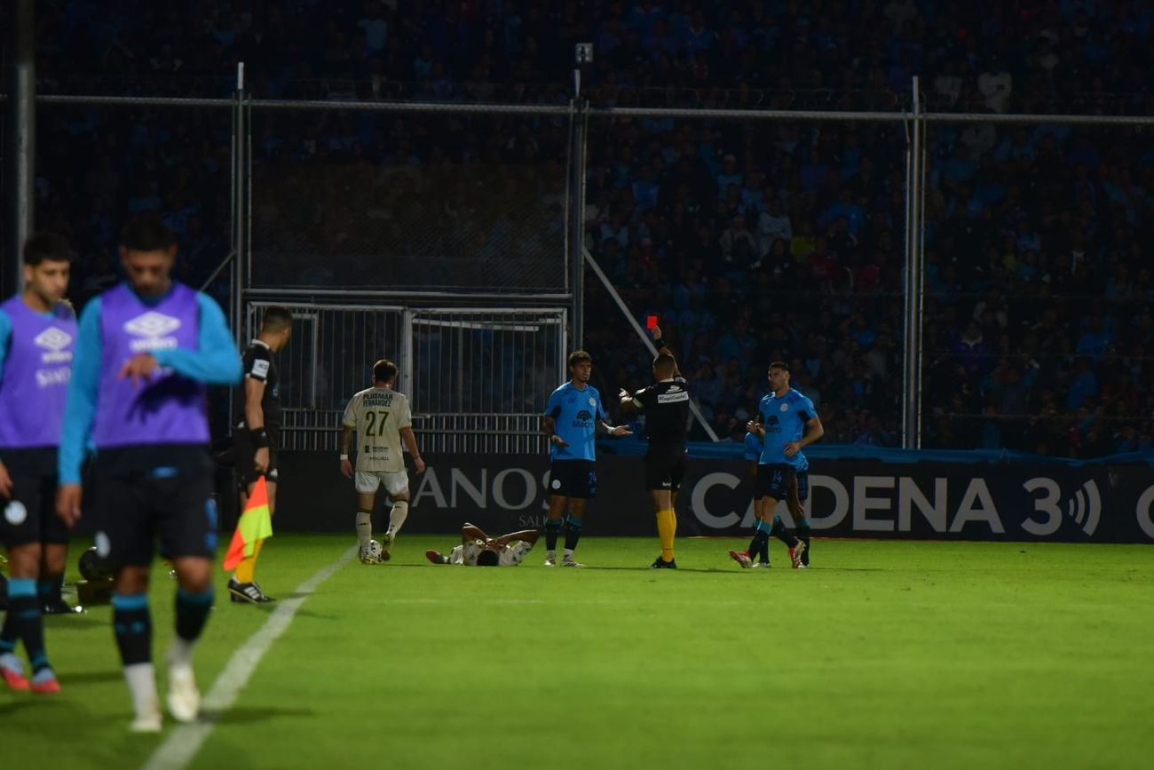 Rigoni expulsado en Belgrano ante Aldosivi.
