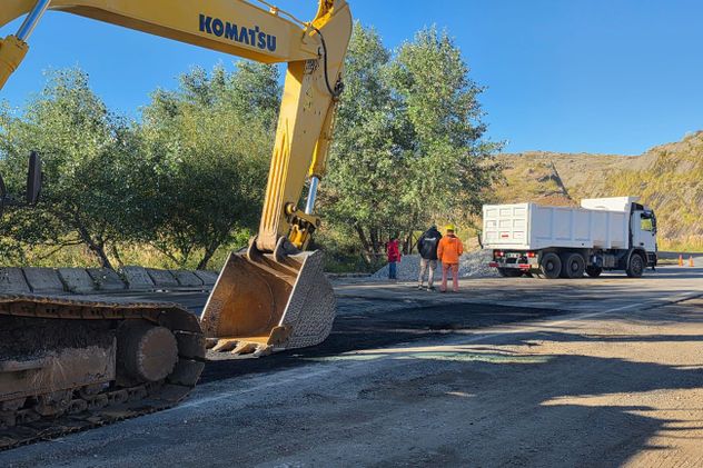 Trabajos sobre el socavón que tiene interrumpido el Camino de las Altas Cumbres.