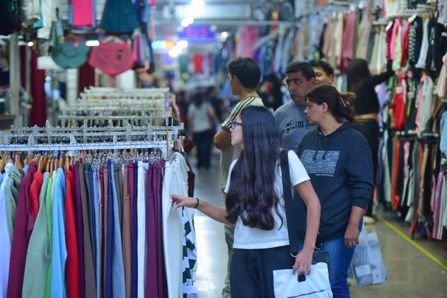La noche de las compras en calle Ituzaingó.