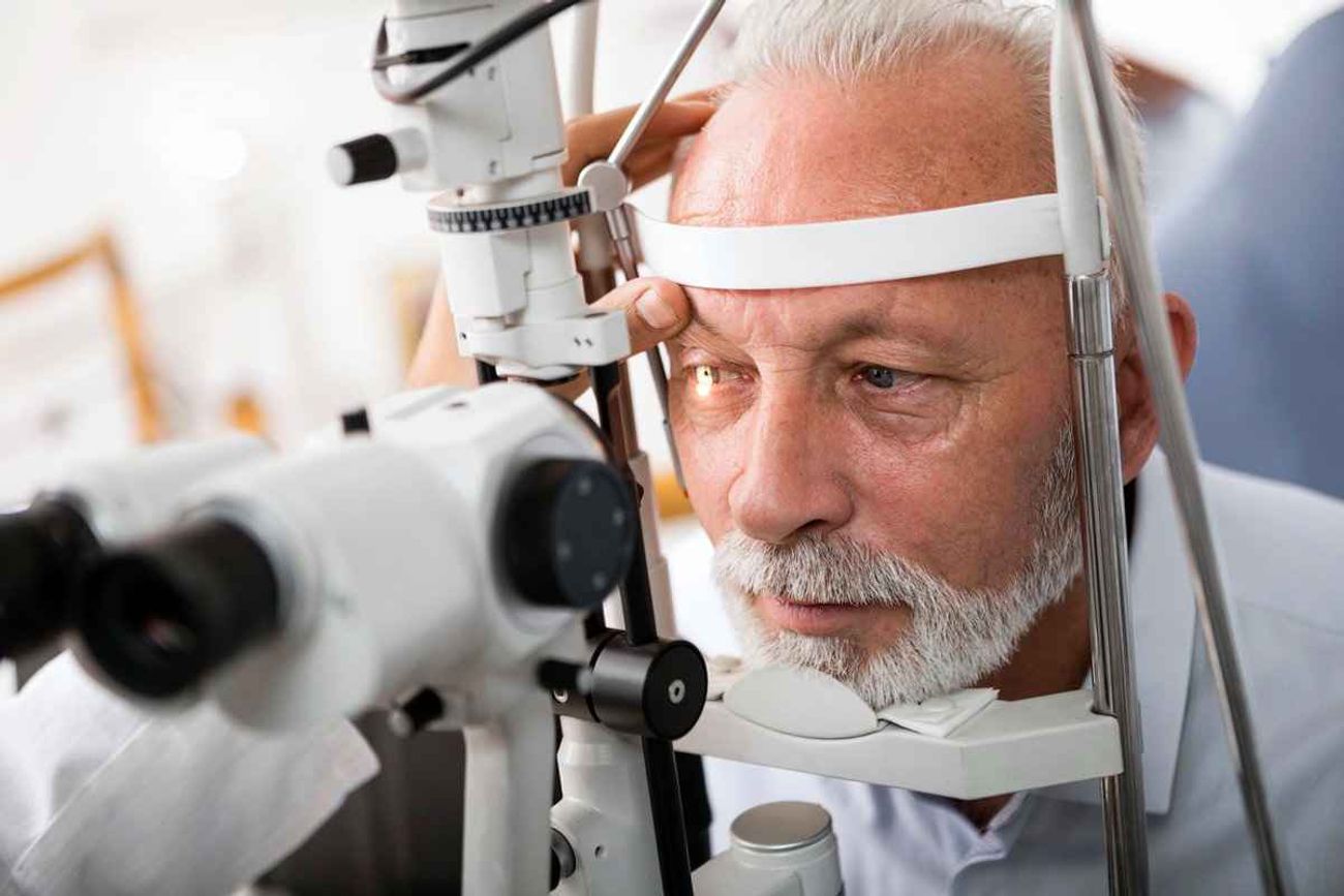 El glaucoma es una enfermedad ocular en la cual la presión intraocular suele estar elevada y que daña en forma progresiva el nervio óptico.