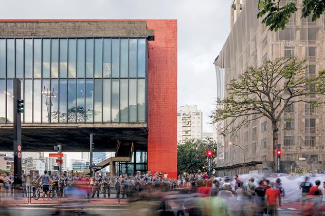 Foto del Museo de Arte San Pablo desde la avenida Paulista, que forma parte de la muestra itinerante Lina por Finotti.