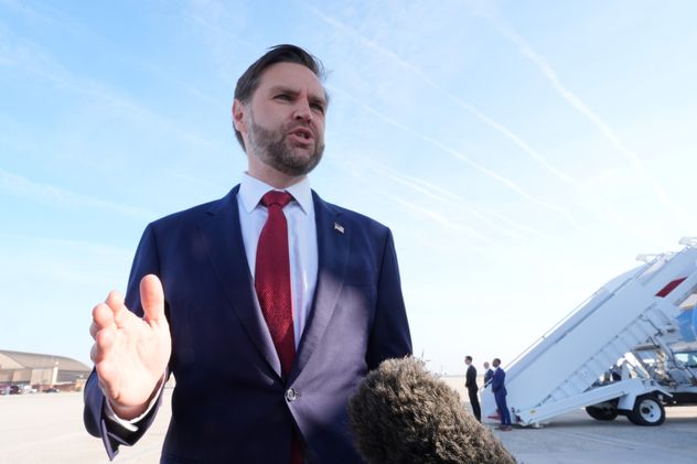El vicepresidente JD Vance habla con la prensa antes de abordar el Air Force Two, el viernes 10 de abril de 2026, en la Base Conjunta Andrews, Maryland, para la salida prevista hacia Pakistán, para conversaciones sobre Irán. (Jacquelyn Martin)