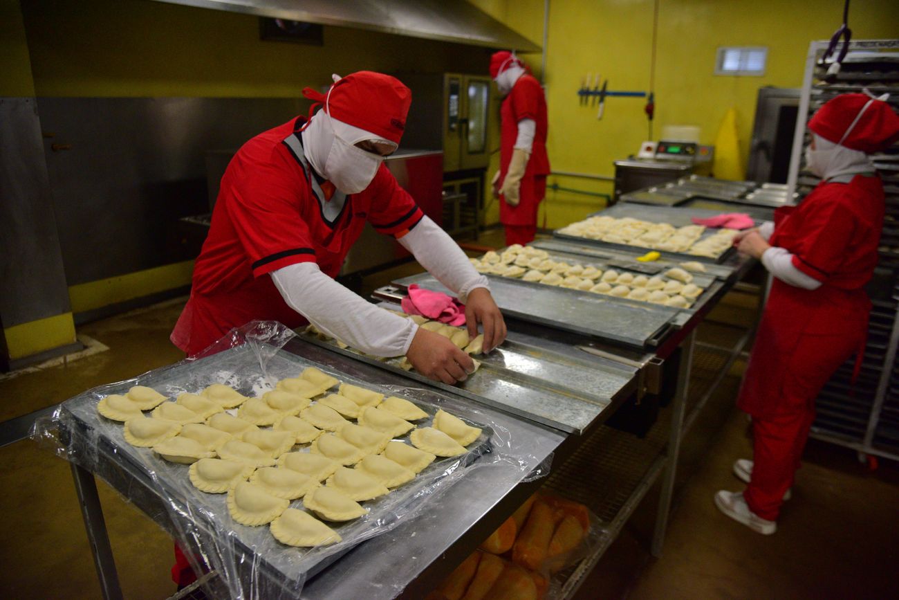 LOCALES. Además de la producción para terceros, la firma elabora empanadas para su red de franquicias.