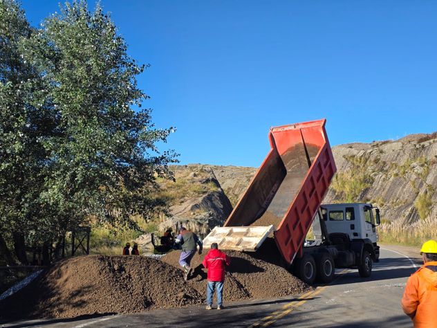 Altas Cumbres: 20 personas trabajan para reparar el hundimiento de la calzada.
