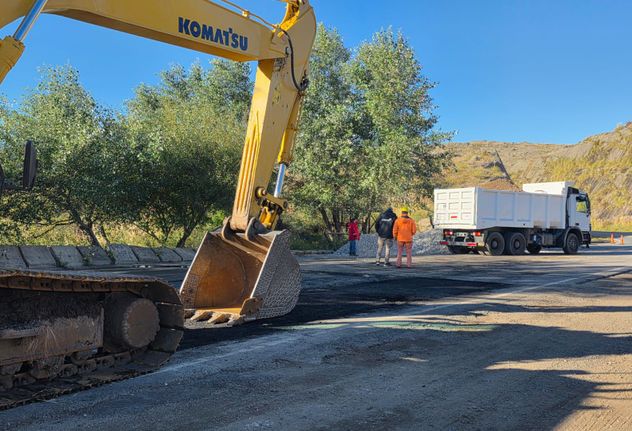 Altas Cumbres: 20 personas trabajan para reparar el hundimiento de la calzada.
