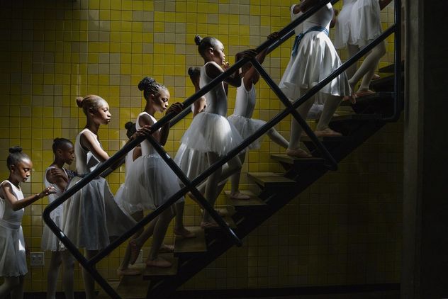 7- Jóvenes bailarinas de la Escuela de Ballet de Johannesburgo entre bastidores en el Teatro Soweto durante su función de fin de año en Soweto, Sudáfrica. 