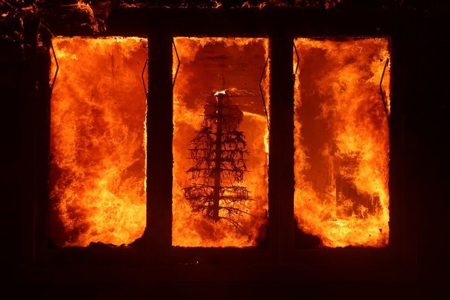 21- En enero de 2025, incendios en Los Ángeles, avivados por sequía y vientos, destruyeron 18 000 edificios y desplazaron a 200 000 personas. Hubo 31 muertes directas y hasta 440 por humo, con desigual recuperación. 