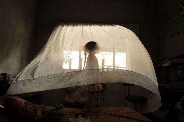 16- Valeria (5) juega detrás de una cortina en la casa de su tía en Los Patios, Norte de Santander, Colombia. La cría exclusivamente su madre. En su región, el 30% de los hogares están encabezados exclusivamente por mujeres.