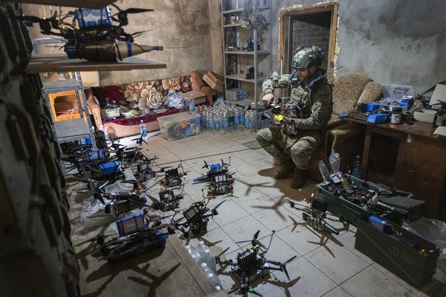 28- Región de Járkov, Ucrania: un soldado ucraniano, con nombre en clave “Trader”, del batallón de ataque con drones Achilles, prepara drones FPV para misiones de ataque contra posiciones rusas. Región de Járkov, Ucrania. 