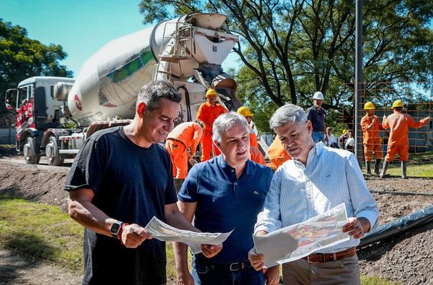 El gobernador Martín Llaryora y el intendente Daniel Passerini, junto al ministro de Vinculación, Miguel Siciliano, recorriendo el parque General Paz.
