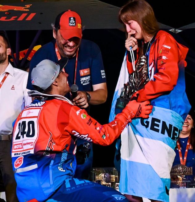 Fue todo emoción: en el Dakar 2019, Nico ganó en cuatriciclos y le pidió casamiento a Valentina.