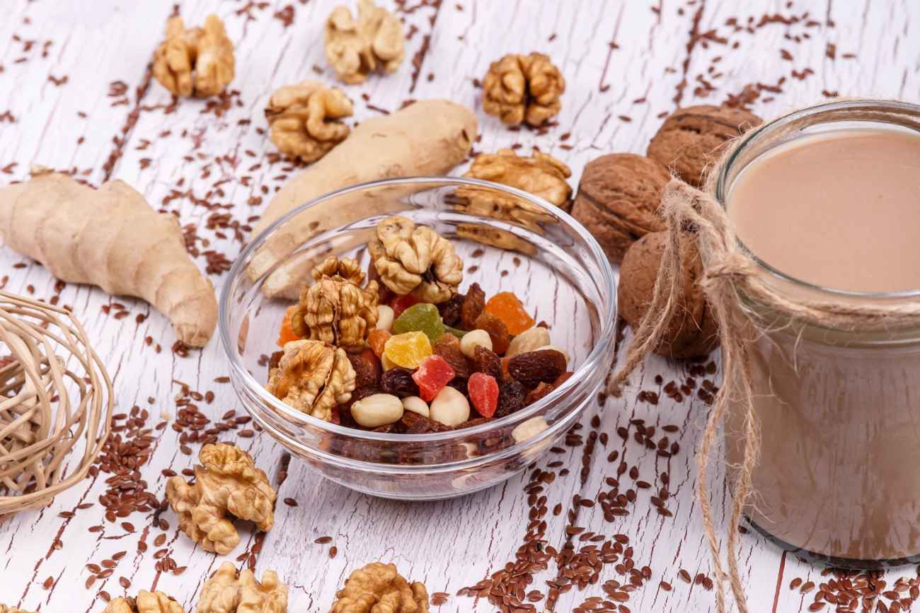 Un desayuno saludable ideal combina carbohidratos complejos, proteínas de calidad y grasas saludables para dar energía sostenida. 