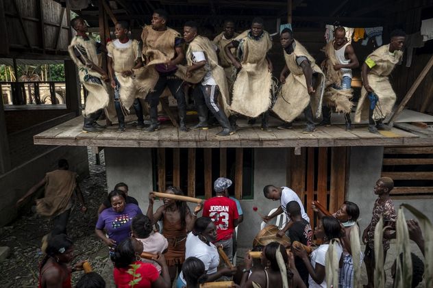 26- Juntas, es una comunidad afrodescendiente en la selva amazónica colombiana. La comunidad enfrenta amenazas como la minería ilegal, la tala ilegal y el conflicto armado. Su Fiesta de los Manacillos en Semana Santa celebra la resiliencia cultural y tradiciones africanas. Foto: World Press Photo 2026 / Ever Andrés Mercado Puentes