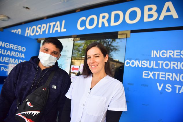 Ezequiel Romero (22) y su cardióloga tratante Laura Altamirano. 