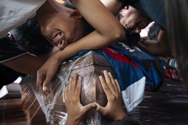 10- Compañeros lloran a Ismael Arroyo (15), torturado y asesinado por la Fuerza Aérea. En Guayaquil, familiares y vecinos de Las Malvinas acompañaron el cortejo en un multitudinario acto de duelo y protesta.