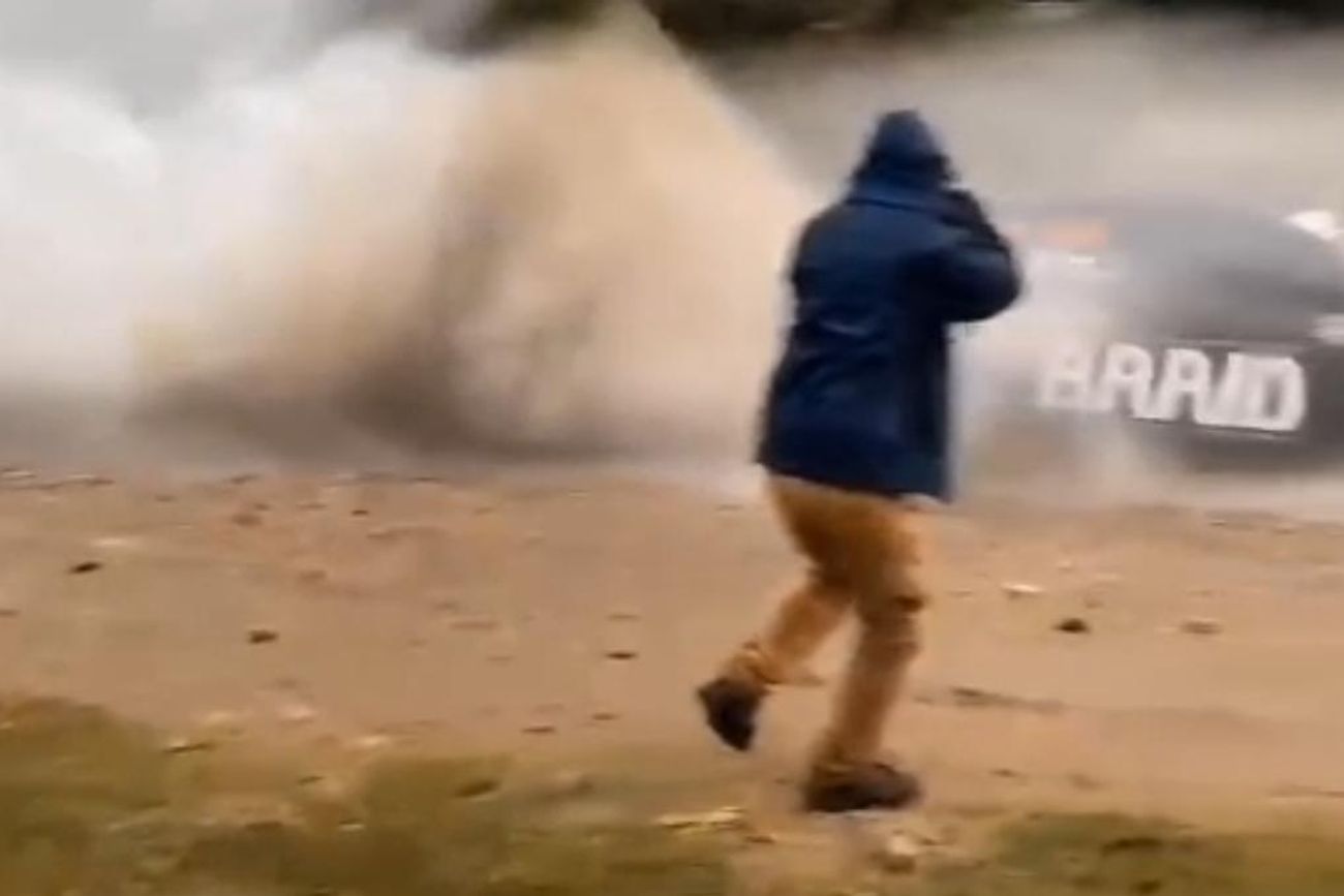Rally. Fotógrafo golpeado por piedra.