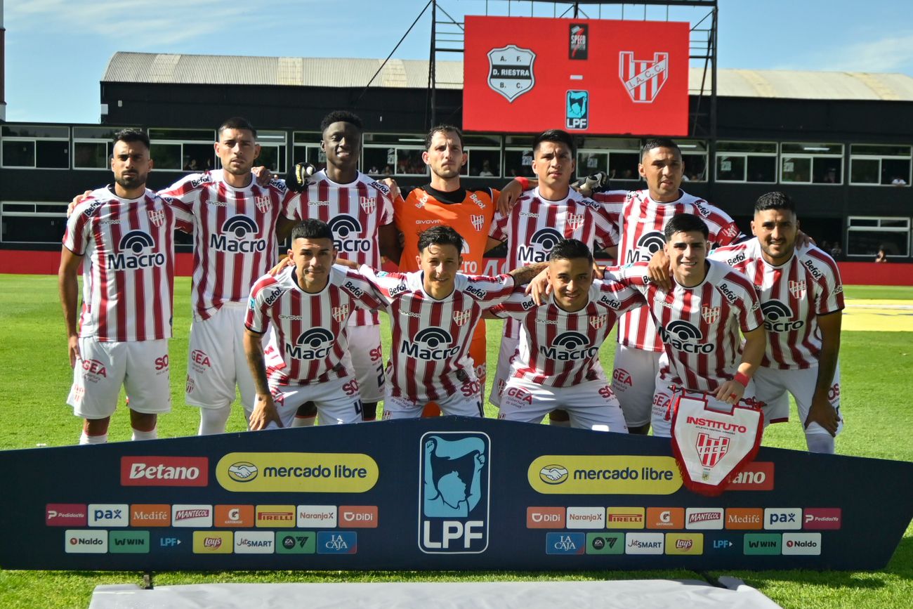 La formación de Instituto ante Riestra.