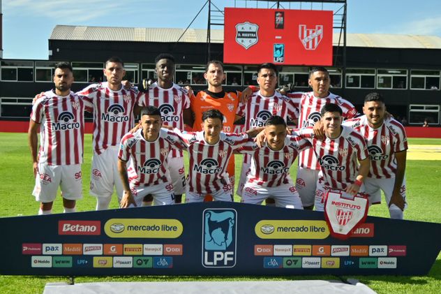 La formación de Instituto ante Riestra.