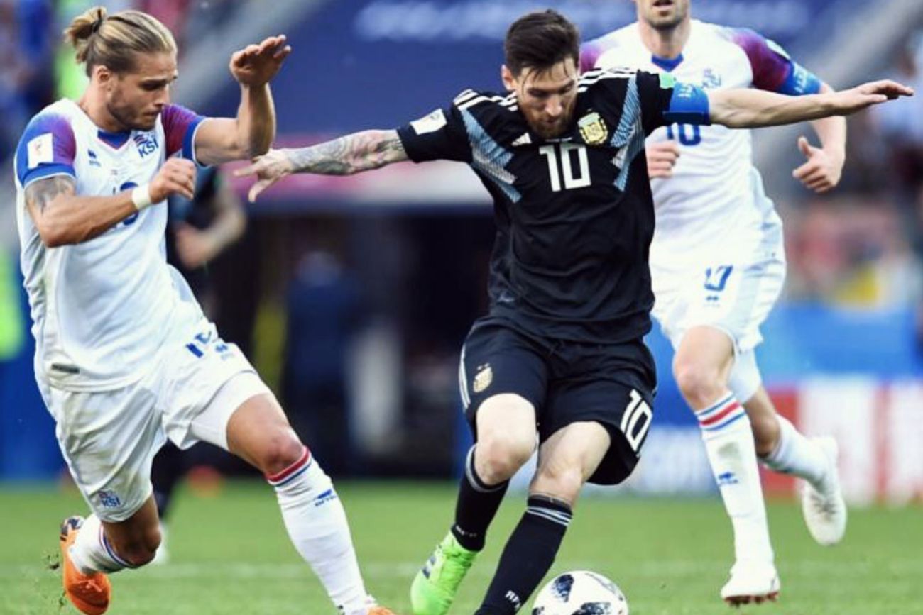Rurik Gíslason marcando a Lionel Messi en el fatídico mundial de Rusia.