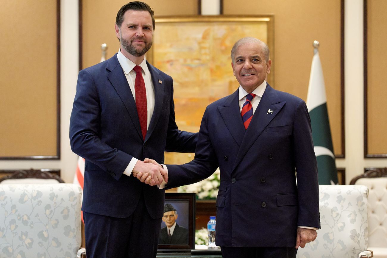 El vicepresidente de EE. UU., JD Vance, a la izquierda, se da la mano con el primer ministro de Pakistán, Shehbaz Sharif, el sábado 11 de abril de 2026, durante una reunión en Islamabad para hablar sobre Irán. (Jacquelyn Martin, Pool)