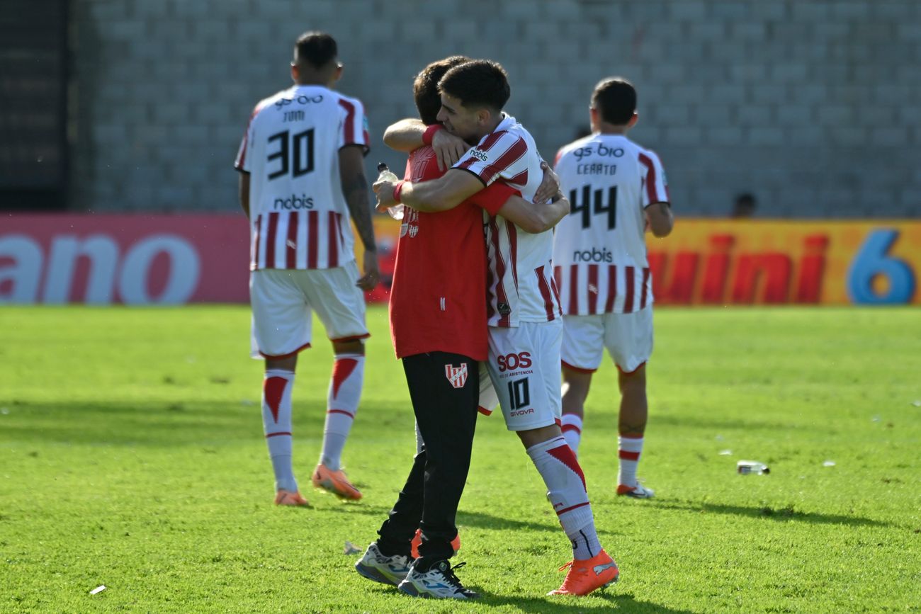Instituto en su partido ante Riestra, con Alex Luna.