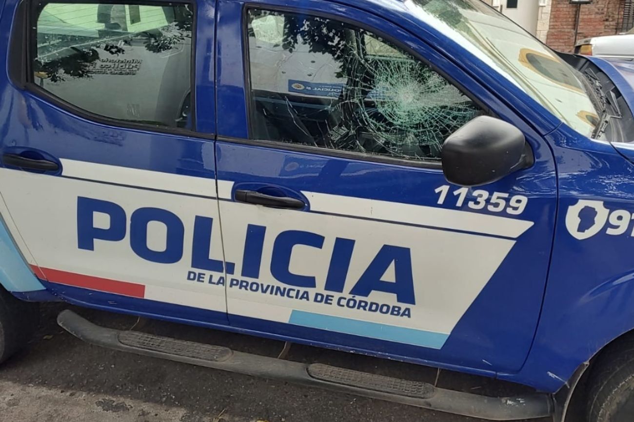 Uno de los patrulleros dañados. (Policía)