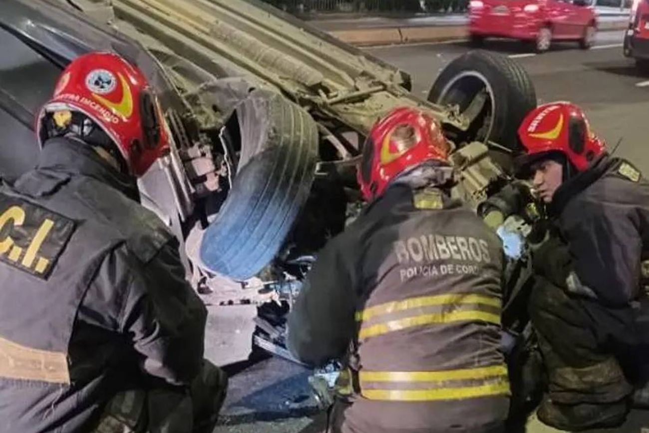 Choque y vuelco en la Colón. (Policía)
