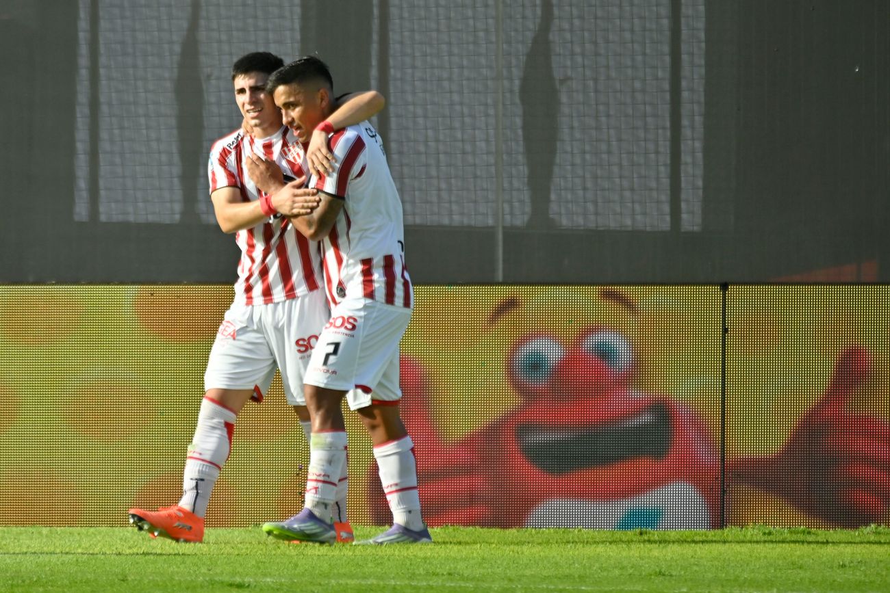 Instituto en su partido ante Riestra, con Alex Luna.
