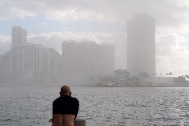 Estados Unidos. La implosión controlada del antiguo hotel Mandarin Oriental en Brickell Key, en Miami. 
