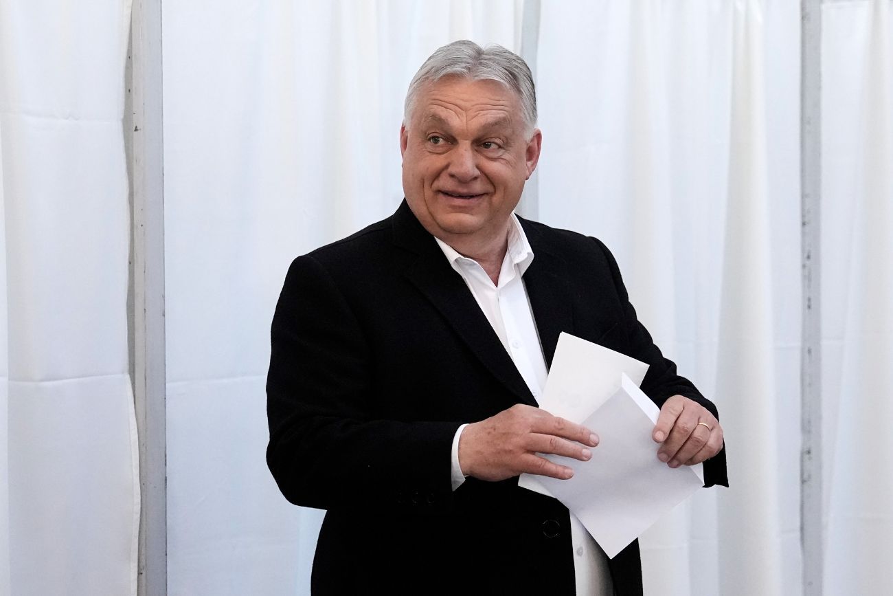 El primer ministro húngaro, Viktor Orbán, se prepara para emitir su voto en un colegio electoral de Budapest, Hungría, el domingo 12 de abril de 2026. 
