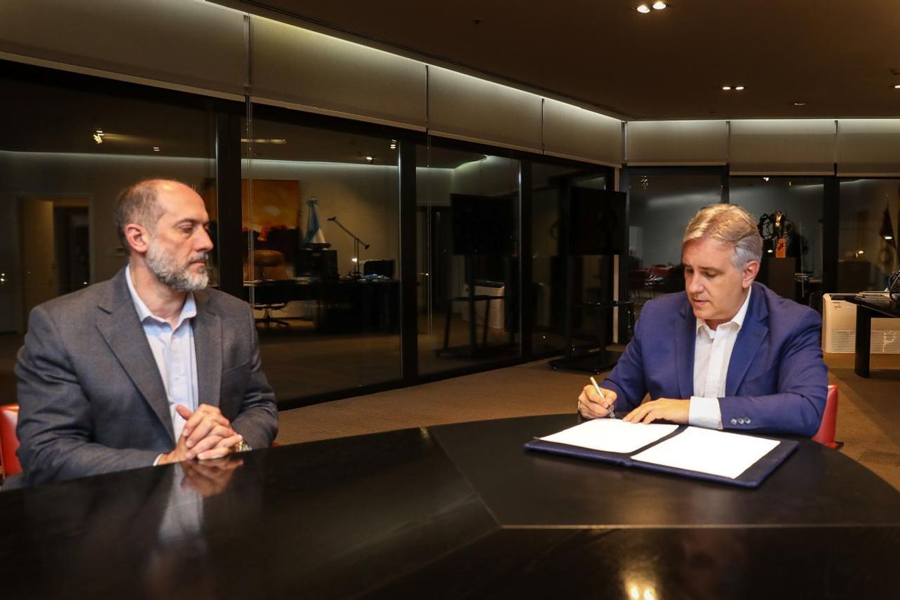 El ministro de Economía de Córdoba, Guillermo Acosta, y el gobernador Martín Llaryora. 