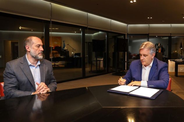 El ministro de Economía, Guillermo Acosta, y el gobernador Martín Llaryora. Ambos pusieron bajo la lupa los gastos de la gestión provincial. (La Voz  / Archivo) 