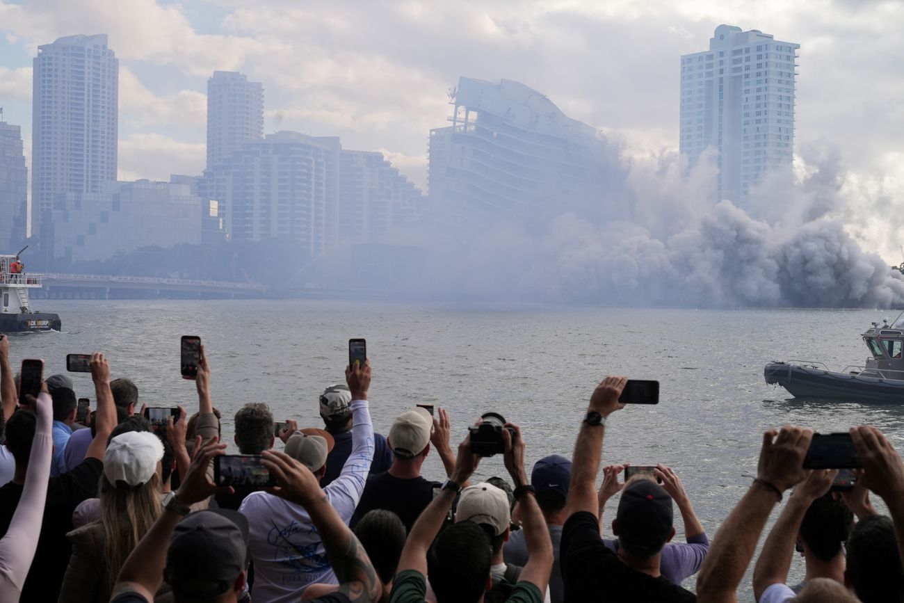Estados Unidos. La implosión controlada del antiguo hotel Mandarin Oriental en Brickell Key, en Miami. 
