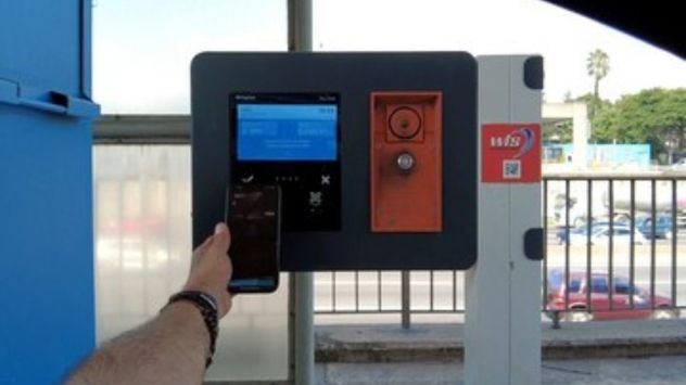 Las cabinas señalizadas en color violeta permiten pagar con tarjeta o celular sin contacto y agilizan el paso de los vehículos.