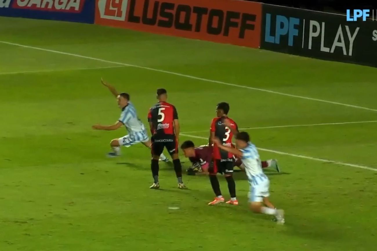 Todo Racing reclamó un pase atrás de un jugador de Colón. 