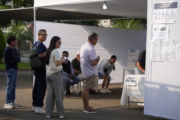 Votantes hacen fila en un centro de votación durante las elecciones generales en Lima, Perú, este domingo 12 de abril de 2026.