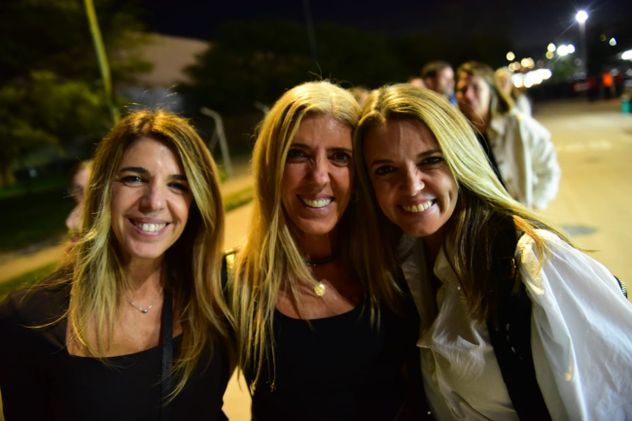 Fans de Ricky Martin a punto de ingresar al show en Córdoba.
