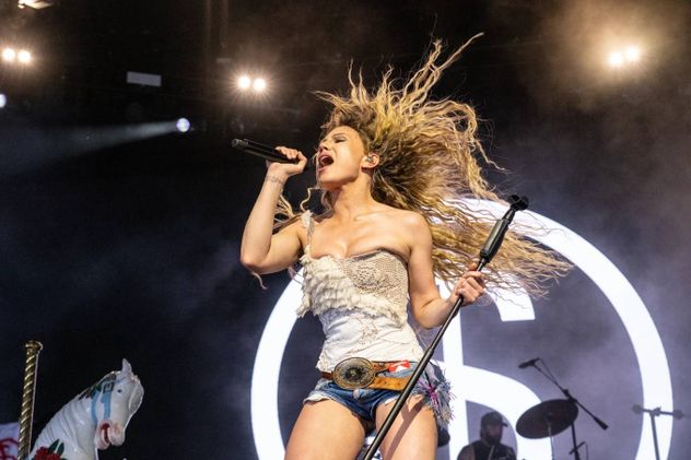 Slayyyter, durante su show en Coachella 2026. (AP)
