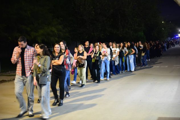 Fans de Ricky Martin a punto de ingresar al show en Córdoba.