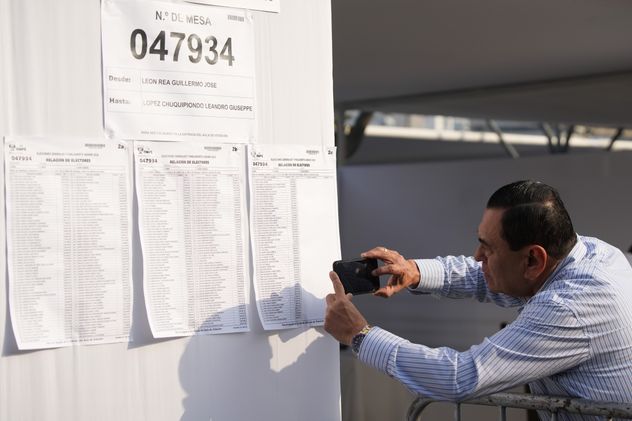 Un hombre revisa una lista de votantes en un colegio electoral durante las elecciones generales en Lima, Perú, este domingo 12 de abril de 2026.