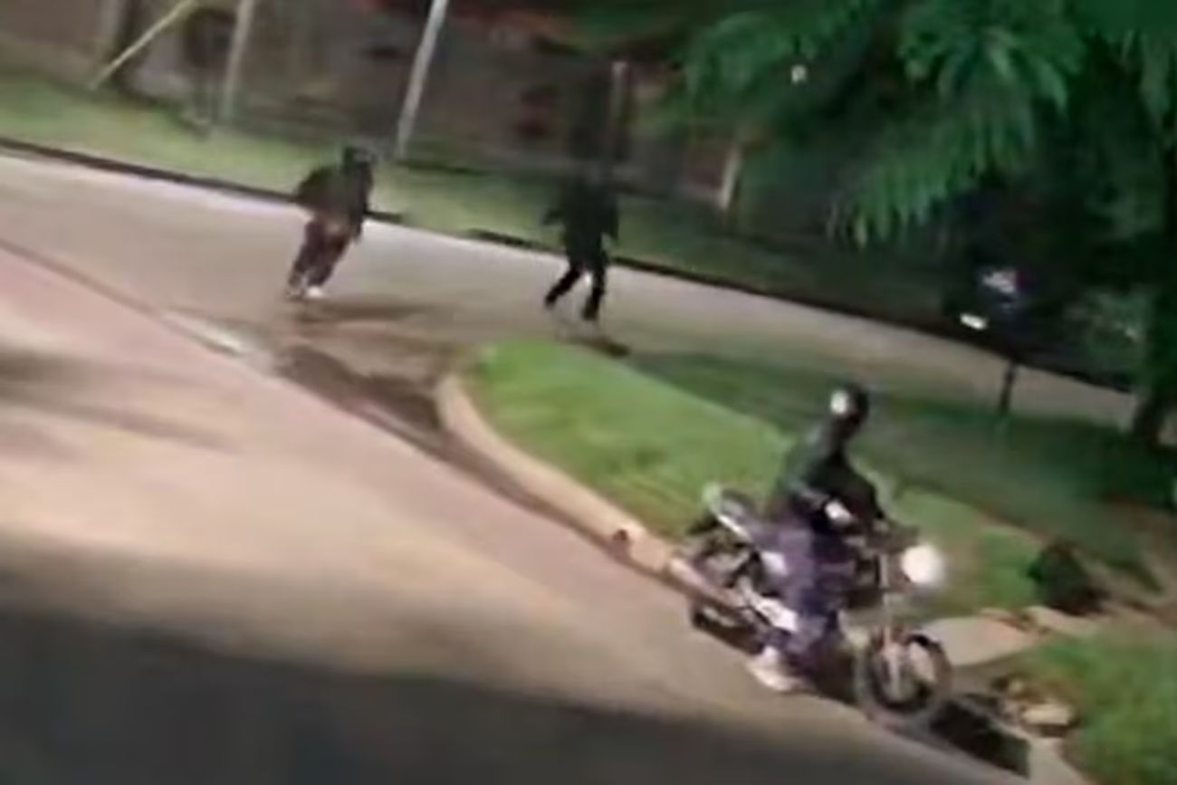 Esperaba el colectivo para ir a trabajar y motochoros lo mataron para robarle