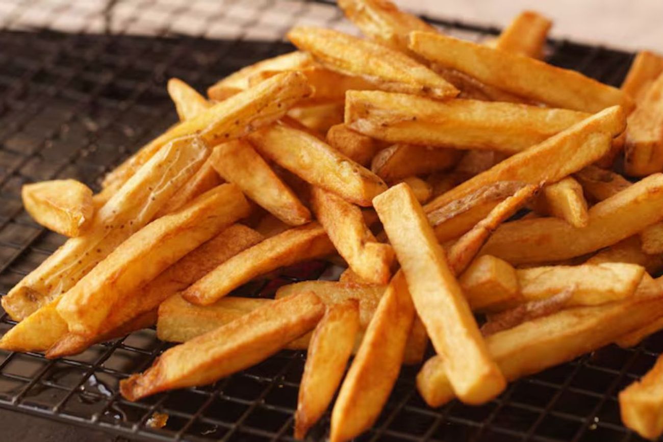 Hervir las papas con un poco de vinagre antes de freírlas ayuda a lograr una textura dorada por fuera y suave por dentro.
