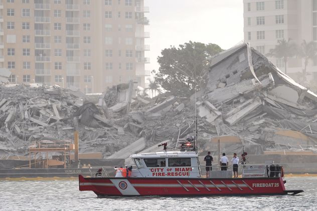 Estados Unidos. La implosión controlada del antiguo hotel Mandarin Oriental en Brickell Key, en Miami. 
